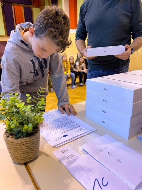 iPad-Übergabe 08.11.2024 – Foto 3