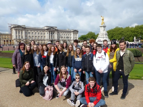 Sprachreise nach London: Gruppe vor dem Buckingham Palace – Foto 1