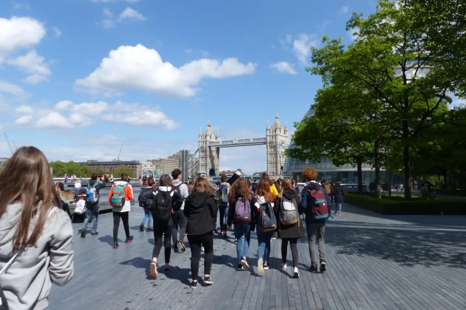 Foto: Mittelschule Birkfeld Schulgruppe auf Sprachreise in London, im Hintergrund die Tower Bridge