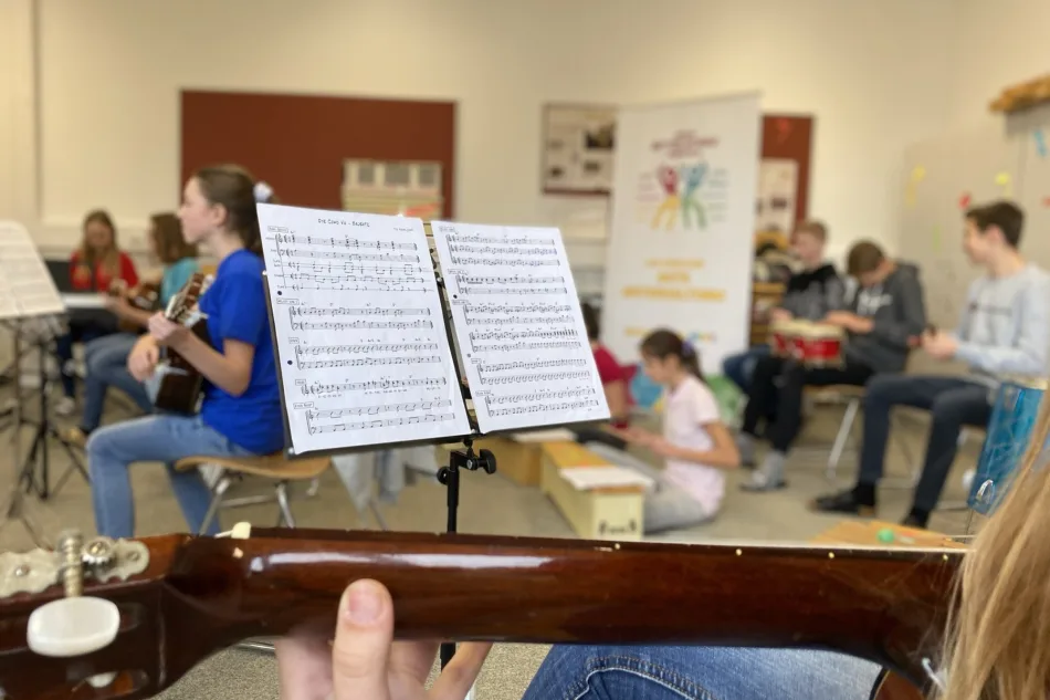Foto: Mittelschule Birkfeld Schüler mit Gitarre und Notenständer im Musikraum