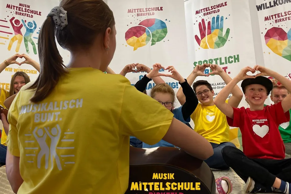 Foto: Mittelschule Birkfeld Schülerinnen und Schüler formen Herzen mit den Händen