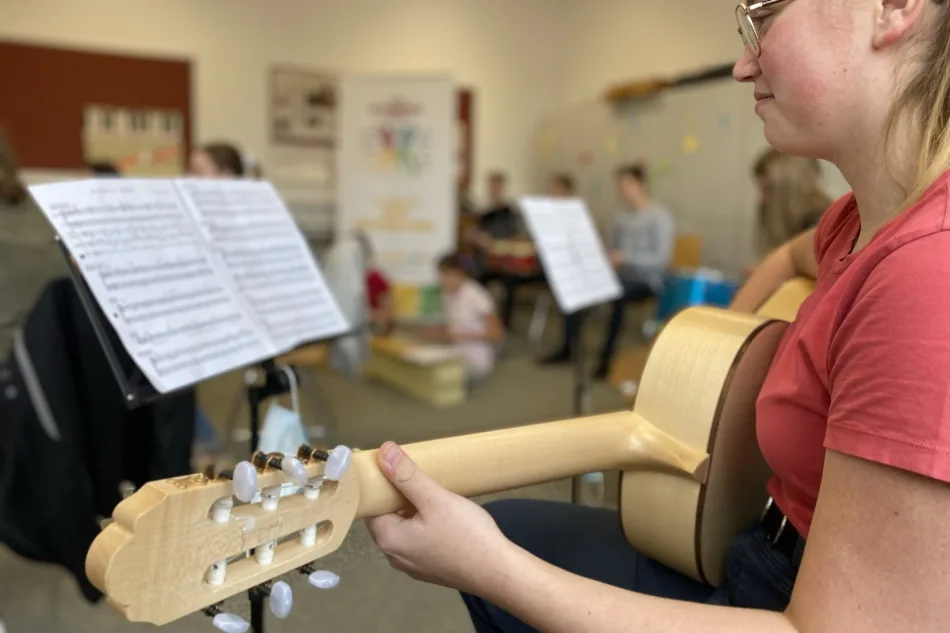Foto: Mittelschule Birkfeld Schülerin beim Gitarrespielen