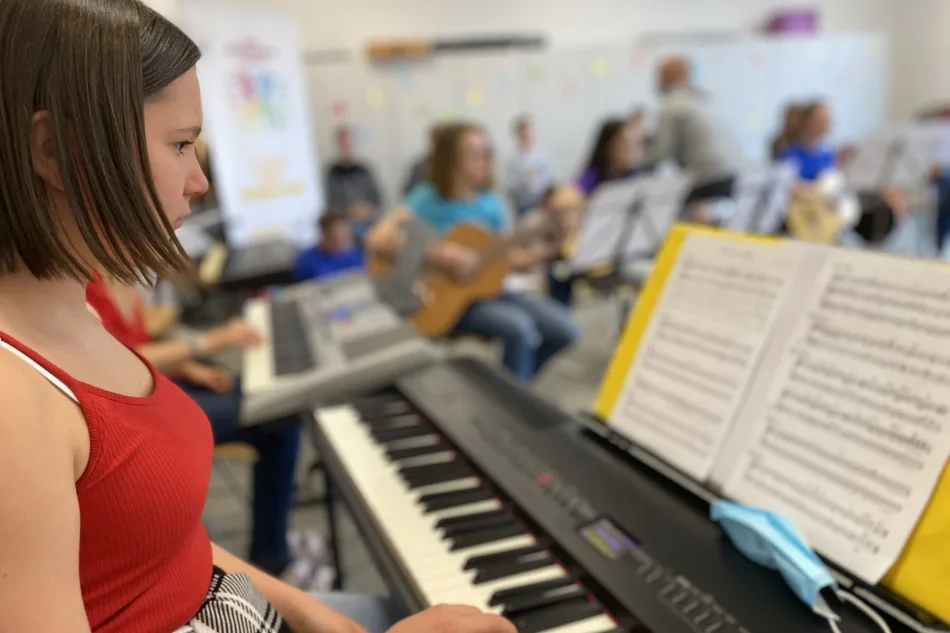 Foto: Mittelschule Birkfeld Schülerin am Keyboard