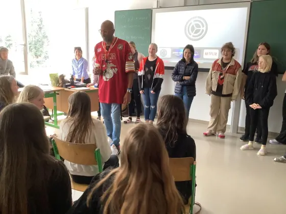 Englisch-Projekt der 3. Klassen mit Harry Bell – Titelbild